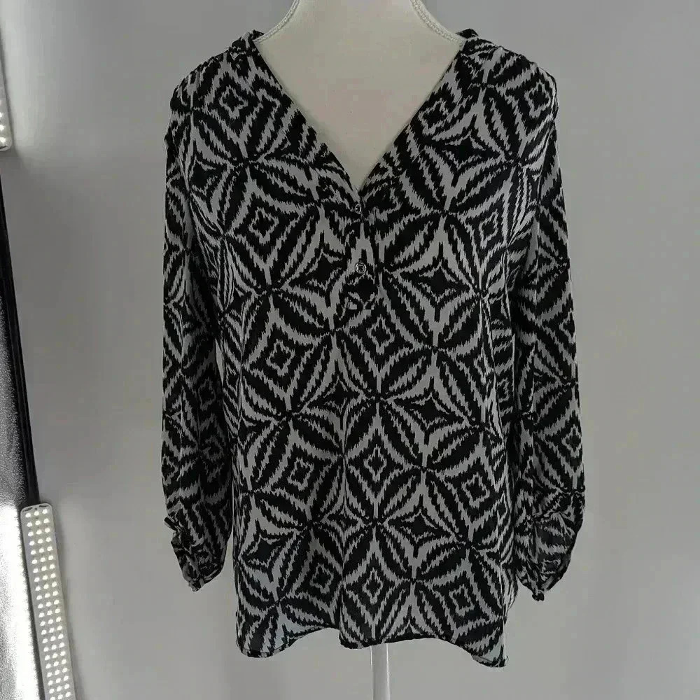 Banana Republic Ladies Size M V Neck 3/4 Sleeved Blouse